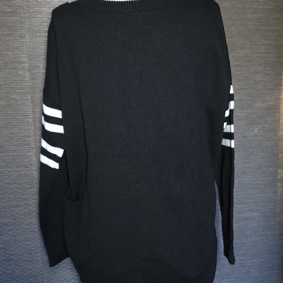 Black and White V-neck oversized distressed sweater - Picture 8 of 11